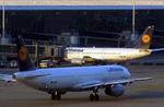 En gruppe ubevæbnede iranske flypassagerer nægtede torsdag aften at forlade Lufthansa-flyet i baggrunden. - Foto: AP 