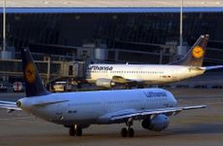 En gruppe ubevæbnede iranske flypassagerer nægtede torsdag aften at forlade Lufthansa-flyet i baggrunden. - Foto: AP 