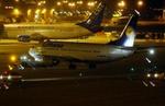 En gruppe ubevæbnede iranere nægtede at forlade et fly. Men i nat forlod de fleste flyet frivilligt. Enkelte måtte bæres væk. - Foto: AP 