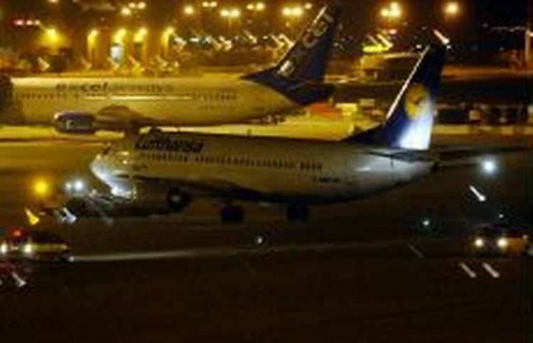 En gruppe ubevæbnede iranere nægtede at forlade et fly. Men i nat forlod de fleste flyet frivilligt. Enkelte måtte bæres væk. - Foto: AP 