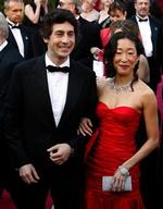 Alexander Payne modtog en Oscar for bedste manuskript efter fremmed forlæg til årets filmfest. Her ankommer han på den røde løber sammen med sin kone Sandra Oh, der også spiller med i 'Sideways'. - Foto: Terry Schmitt 
