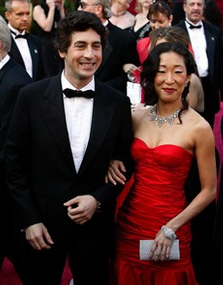Alexander Payne modtog en Oscar for bedste manuskript efter fremmed forlæg til årets filmfest. Her ankommer han på den røde løber sammen med sin kone Sandra Oh, der også spiller med i 'Sideways'. - Foto: Terry Schmitt 