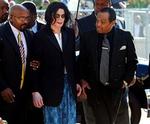Jackson forsinket, men dog på vej i retten i hjemmesko og pyjamas-lignende bukser. - Foto: AP 