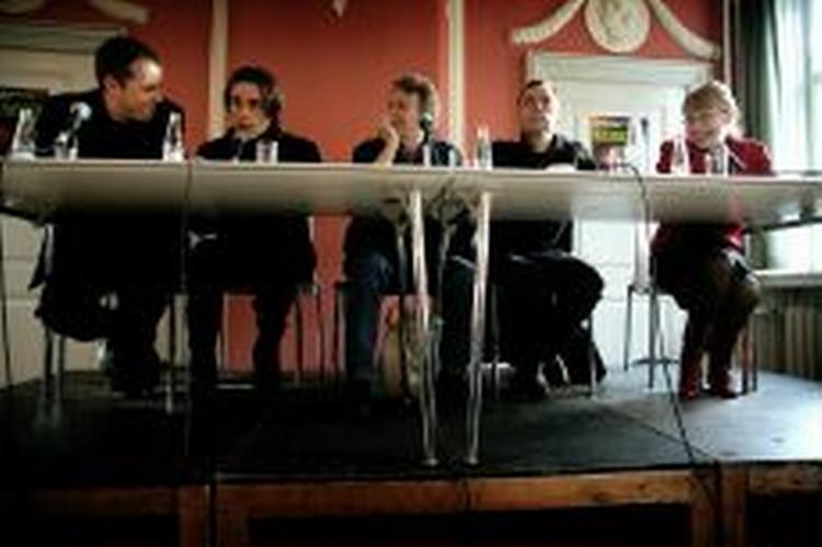 KRITIK AF KRITIKERE. Litterater og forfattere satte onsdag modernismebegrebet i dansk litteratur til debat. Fra venstre sidder Jon Helt Haarder, Claus Beck-Nielsen, Arthur Krasilnikoff, Bo Green Jensen og Anne-Marie Mai.   Foto: Jan Grarup 