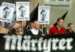 En ny lov gør det lettere for myndighederne at forbyde nynazistiske demonstrationer på historisk følsomme steder. Men den kan ikke bruges mod de årlige Rudolf Hess-marcher i Bayern. - Arkivfoto: AP 