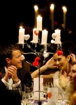 Det royale par hygger sig til et velgørenhedsbal for 'chokololadeelskere' arrangeret af Red Barnet. - Foto: AP 
