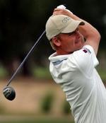 Søren Kjeldsen sender bolden afsted på 10. hul i Qatar Masters. - Foto: AP 