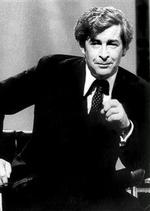 En barstol, et bord med en whiskey-sjus og en kæft fuld af flabede historier. Dave Allen kunne forarge og chokere   men de fleste var vilde med det.   Foto: BBC 