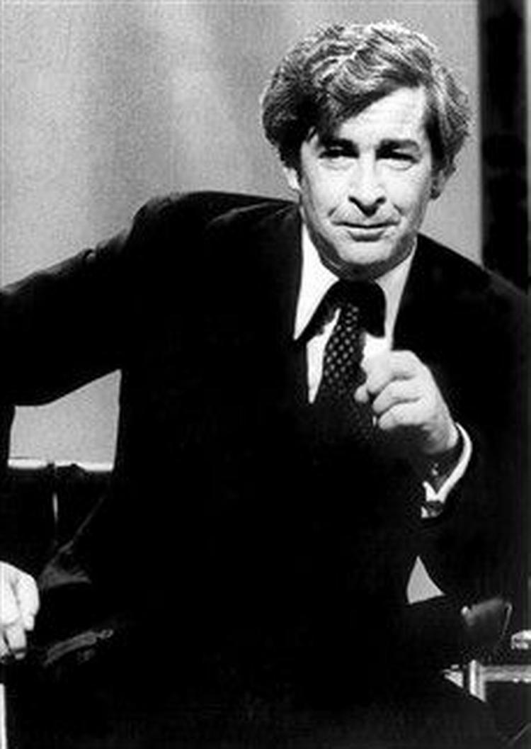 En barstol, et bord med en whiskey-sjus og en kæft fuld af flabede historier. Dave Allen kunne forarge og chokere   men de fleste var vilde med det.   Foto: BBC 