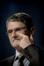 Mogens Lykketoft var tydeligt rørt over talen fra Mette Frederiksen. - Foto: Jens Dresling 