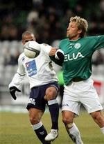 Opgøret i Viborg blev en medrivende affære, hvor begge holds spillere gik til stålet, her AGF s debutant Christer George (tv.) og Viborgs venstre forsvarer Thomas Tengstedt.   Foto: Erik Kragh 