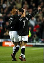 Cristiano Ronaldo (th.) får en hilsen fra Wes Brown efter sin scoring. - Foto: AP 