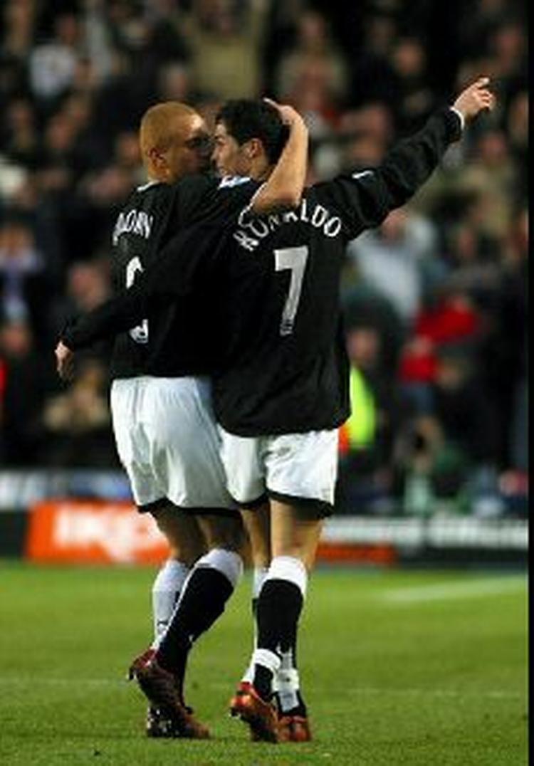 Cristiano Ronaldo (th.) får en hilsen fra Wes Brown efter sin scoring. - Foto: AP 