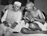I går indledte flere hundrede indere en gentagelse af Mahatma Gandhis lange saltmarch for 75 år siden. Her ses Gandhi sammen med J. Nehru, der senere blev premierminister i Indien. Gandhi blev selv dræbt ved et attentat 1948. - Foto: AP 