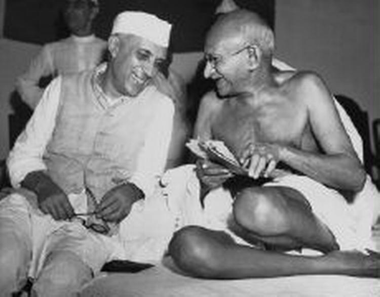 I går indledte flere hundrede indere en gentagelse af Mahatma Gandhis lange saltmarch for 75 år siden. Her ses Gandhi sammen med J. Nehru, der senere blev premierminister i Indien. Gandhi blev selv dræbt ved et attentat 1948. - Foto: AP 