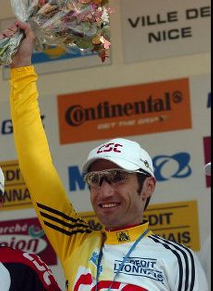 Bobby Julich roste efter sejren sine holdkammerater. - Foto: AP 