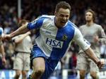 Paul Dickov jubler efter sin scoring på straffespark. - Foto: AP 