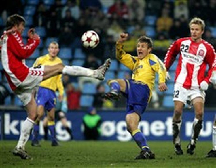 Morten Skoubo prøver et skud på mål. - Foto: Lars Poulsen 