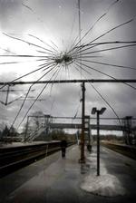 En af Helsingør kommunens togstationer, Snekkersten Station, blev i sidste uge udsat for hærværk. Adskillige glaspartier på læskure, trapper og elevatorer blev smadret.   Foto: Jens Dresling 