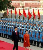Den kinesiske præsident Hu Jintao inspicerer en gruppe soldater i Beijing. - Arkivfoto: AP 