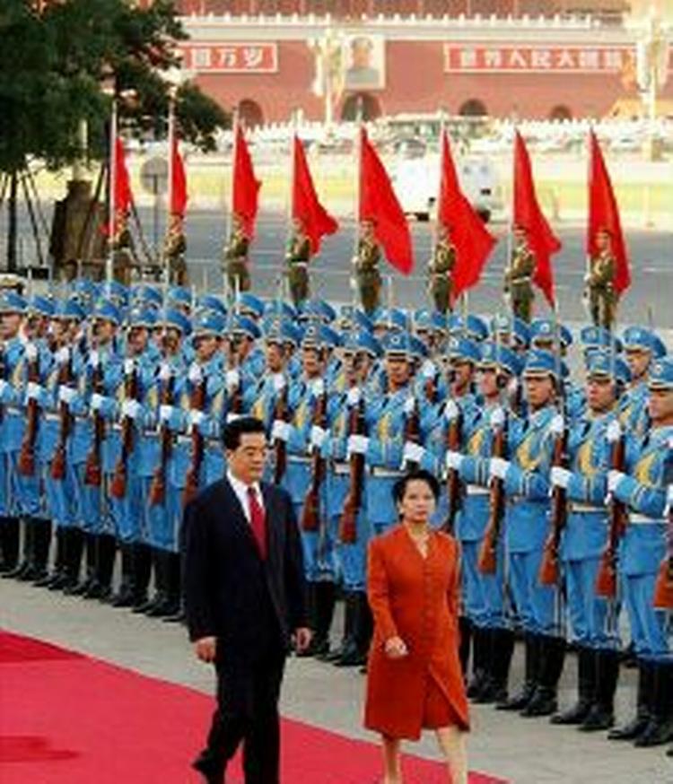 Den kinesiske præsident Hu Jintao inspicerer en gruppe soldater i Beijing. - Arkivfoto: AP 