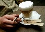 Drik roligt kaffe. Den populære drik har i hvert fald ingen umiddelbare skadevirkninger. - Foto: Rikke Milling 