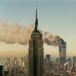 På trods af massive investeringer i sikkerhed er luftfartssektoren stadig et oplagt terrormål. Her ses det brændende World Trade Center efter angrebet på New York 11/9 2001- Arkivfoto: AP 