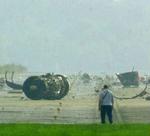 Vragdele lå spredt ud over landingsbanen efter sammenstødet i 2001. - Arkivfoto: AP 