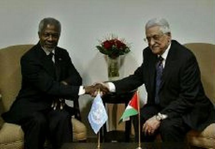 Kofi Annan mødtes i går med den palestinensiske præsident Mahmoud Abbas. I dag er det statsminister Anders Fogh Rasmussen som er på rundtur i Mellemøsten. - Foto: AP 