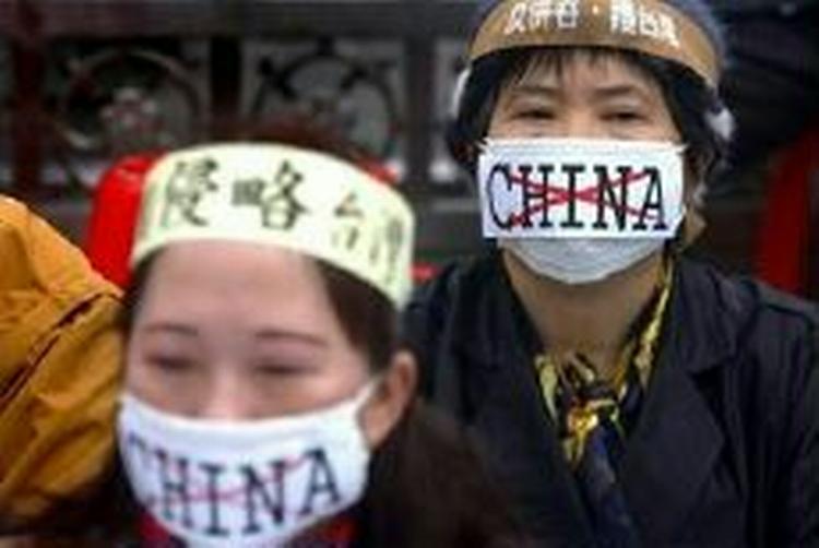 Kvinder i Taipei i Taiwan demonstrerer for Taiwans selvstændighed i protest mod Kinas ny lov, der legaliserer militær indgriben i landet. - Foto: AP. 