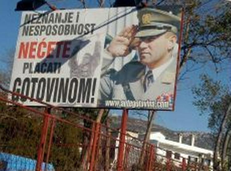 Plakat ophængt i en kroatisk landsby til støtte for den tidligere general Ante Gotovina, som er tiltalt for krigsforbrydelser. - Foto: AP 