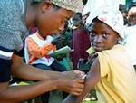 Takket være vaccination er antallet af mæslinge-dødsfald i Afrika historisk lavt. Foto: Røde Kors/Marko Kokic. 