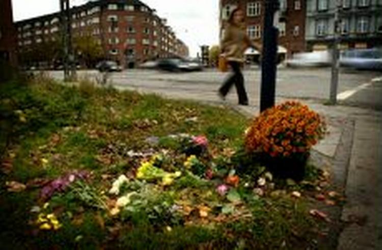 Efter drabet blev der lagt blomster på stedet, hvor Antonio Curra blev stukket ned. - Foto: Jens Dresling 