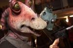 Der er tradition for at premieren på Star Wars-filmene er det rene udstyrstykke. Her er det Jar Jar Binks ved på premieren på 'Star Wars Episode I'. - Arkivfoto: Jens Dresling 