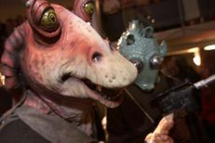 Der er tradition for at premieren på Star Wars-filmene er det rene udstyrstykke. Her er det Jar Jar Binks ved på premieren på 'Star Wars Episode I'. - Arkivfoto: Jens Dresling 