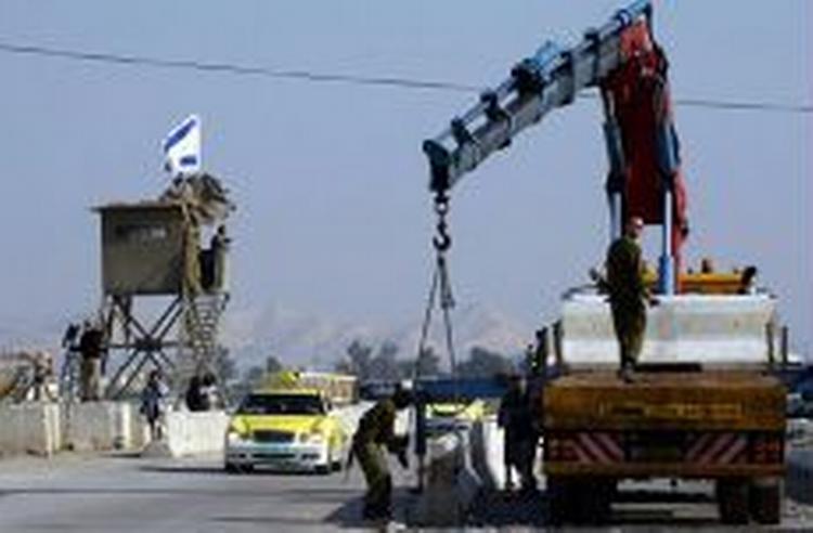 Israelske soldater i færd med at fjerne en kontrolpost i udkanten af Jeriko. - Foto: AP 