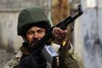 En irakisk soldat er på patrulje i Mosul, men faktisk går det langsomt med at uddanne de irakiske sikkerhedsstyrker. - Foto: AP 