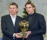 Ukraines nu forhenværende træner ses her sammen med Andriy Shevchenko, efter at Scevchenko er blevet kåret til årets fodboldspiller i Europa 2004. - Foto: AP 