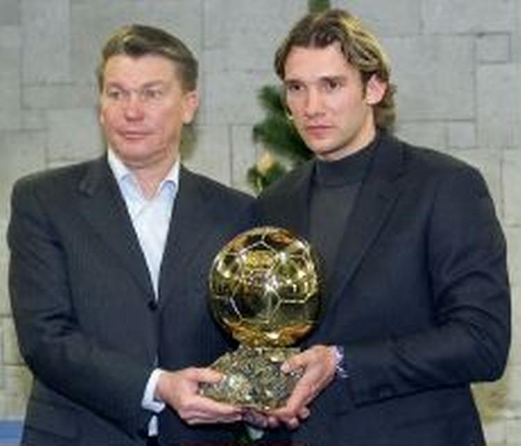 Ukraines nu forhenværende træner ses her sammen med Andriy Shevchenko, efter at Scevchenko er blevet kåret til årets fodboldspiller i Europa 2004. - Foto: AP 