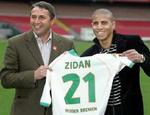 Der var stor glæde hos Mohamed Zidan og Werder Bremen-træner Klaus Allofs, da ægypteren blev præsenteret på en lejeaftale i januar. Nu er aftalen permanent. - Arkivfoto: AP 