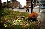 Der blev lagt blomster på Nørrebro, da den italienske turist blev dræbt. - Arkivfoto: Jens Dresling 