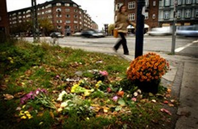 Der blev lagt blomster på Nørrebro, da den italienske turist blev dræbt. - Arkivfoto: Jens Dresling 