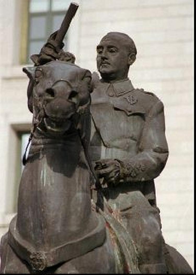 Statuen af Franco har være mål for både fascister og antifascister. - Foto: AP 