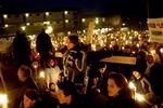 Flere tusinde mennesker står samlet på 'Den Røde Plads' i Værløse bymidte. - Foto: Jacob Ehrbahn 
