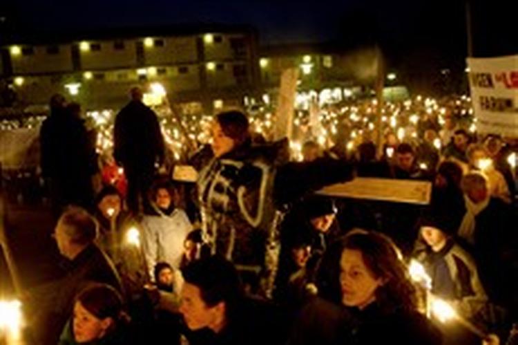 Flere tusinde mennesker står samlet på 'Den Røde Plads' i Værløse bymidte. - Foto: Jacob Ehrbahn 