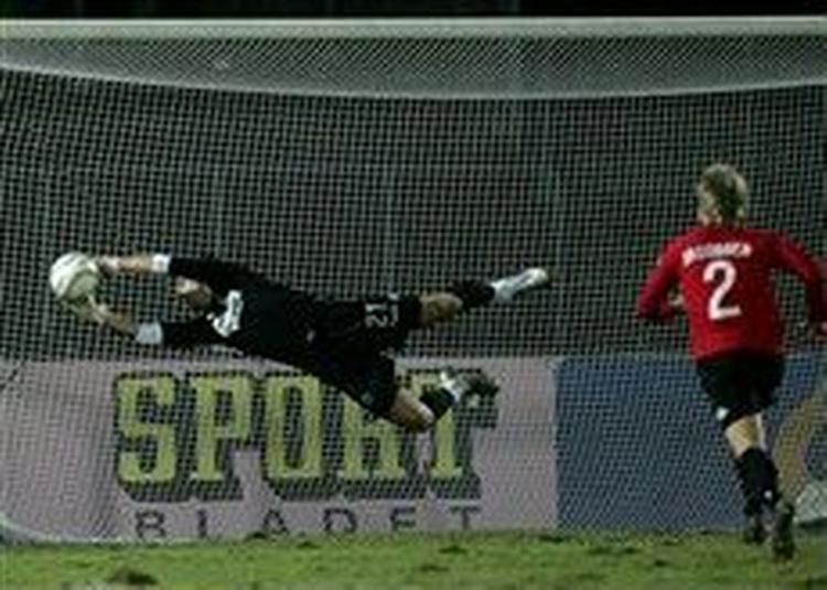 Seerne på TV5 kårede Balázs Rabóczki til kampens spiller, men trods flere fornemme redninger kunne FC Københavns ungarske målmand ikke forhindre årets første nederlag i Royal League-kampen mod Malmö FF.   Foto: Lars P 