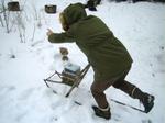 MYLIUS FORUDE. Bibliopaten træner til sin Mylius Mindeekspedition, som efter planen skal finde sted i 2006. Bemærk rovfuglen og stakken af nyere og bibliofil grønlandica forrest på slæden.   Foto: Pattypix 