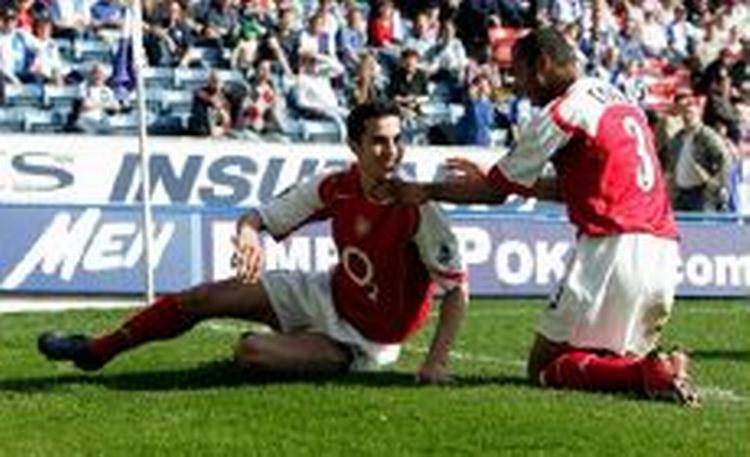 Robin Van Persie jubler efter sin scoring. - Foto: AP 