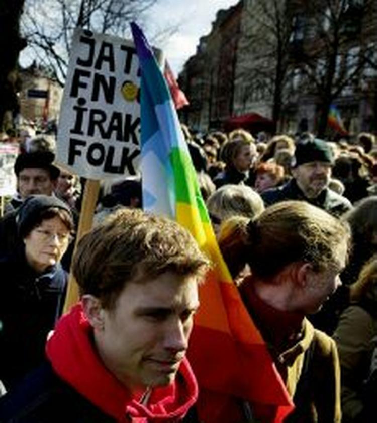 Godt 2.500 københavnere var mødt op foran Den Amerikanske Ambassade på Østerbro i København. I seks andre danske byer havde over 500 demonstranter også fundet fanerne frem. - Foto: Martin Lehmann 