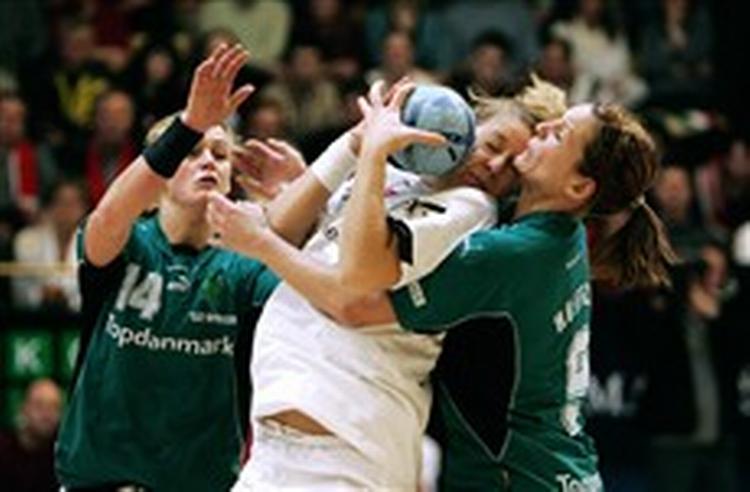 Viborgs Olga Assink og Charlotte Højfeldt i kamp med Zsuzsanna Palffy. - Foto: Rasmus Baaner 